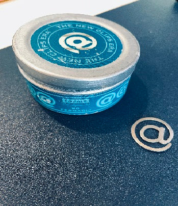 CLIPS METALLICHE @ - CONFEZIONE DA 80 CLIPS IN SCATOLA IN METALLO